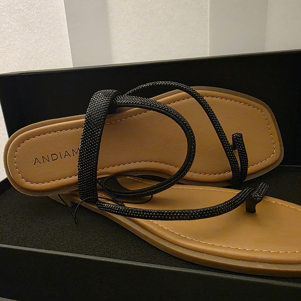ANDIANA Black Strappy Toe-Loop Sandals